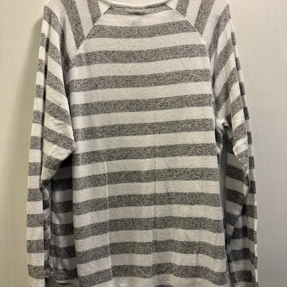 Liz Claiborne Long Sleeve Top. Size XXL. Gently used. Gray/White. - Picture 3 of 4
